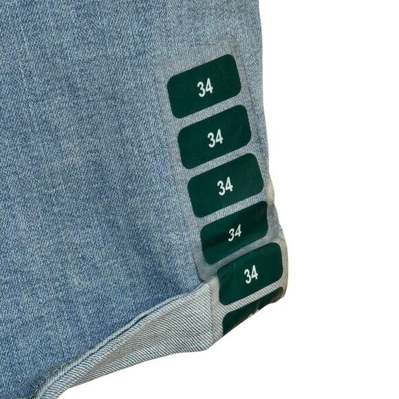 Levis Mid Length Women’s Hypersoft Mid Rise Shorts Light Wash Waist 34 NWT - Picture 4 of 5